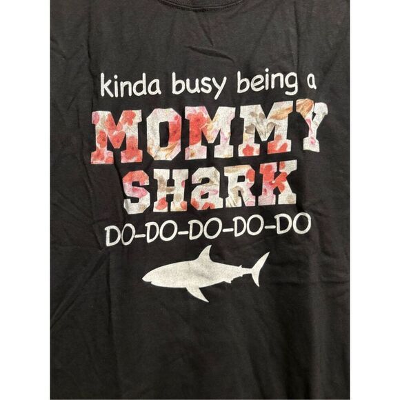 Mommy Shark T-shirt size Medium - Picture 2 of 2